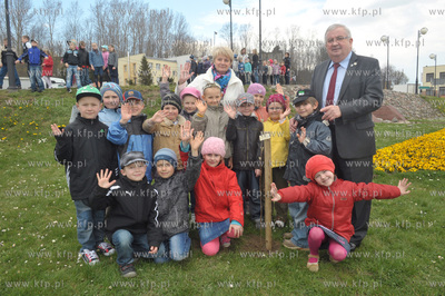 Zukowo. Z okazji 800 lecia miasta dzieci przed Urzedem...
