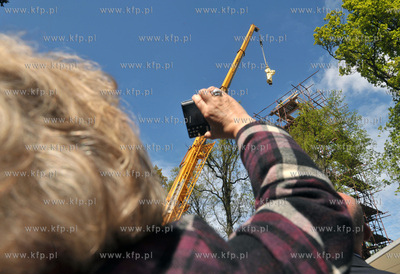 Uroczystosci wciagniecia rzezby Alegorii Nauki wienczacej...