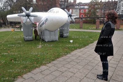 Dmuchany samolot, reklama firimy Eurolot przy placu...