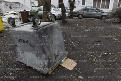 Brudne i zaniedbane gdańskie podwórko na ul. Podwale...