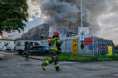 Pożar hali magazynowej w Nowym Porcie w Gdańsku....