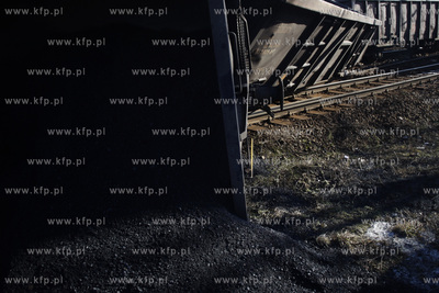 Wykolejony pociag towarowy. Sklad wypadl z szyn  miedzy...