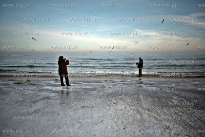 Sopot. Zatoka Gdańska zaczyna zamarzać.
31.01.2012
fot....
