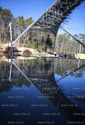 Sopot. Przygotowania do montazu powloki dachu na terenie...