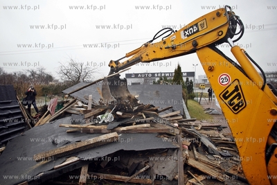 Pierwsze wyburzenia budynkow na trasie Pomorskiej Kolei...