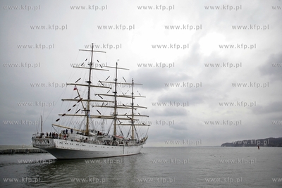 Gdynia. Zaglowiec Dar Mlodziezy wyplywa rejs.
12.03.2013
fot....