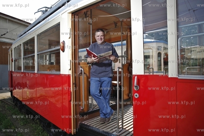 Autorzy albumu " 140 lat gdanskich tramwajow " w zajedni...