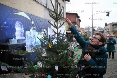 Przed Galeria Sztuki Warzywniak w Gdansku Oliwie, stanela...