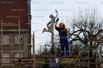 Montaz odrestaurowanej figury Hermesa na na przedprozu...