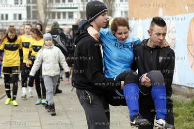Gdansk Zaspa. Pilkarski turniej dzikich druzyn Do przerwy...
