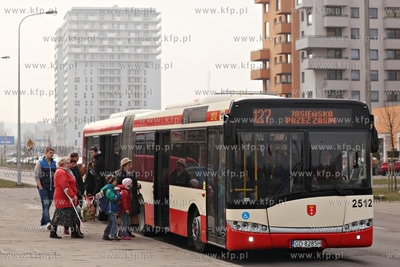 Autobus Neoplan linii 148 na przystanku przy ul. Obrońców...