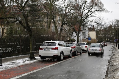 Trzy auta zaparkowane na scieżce rowerowej na ul....