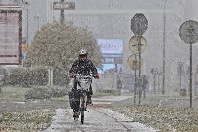 Pierwszy śnieg na scieżce rowerowej na wysokości...