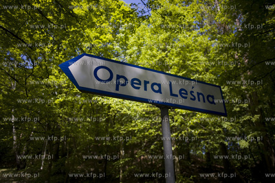 Drogowskaz prowadzący do Opery Leśnej.
22.05.2017
fot....