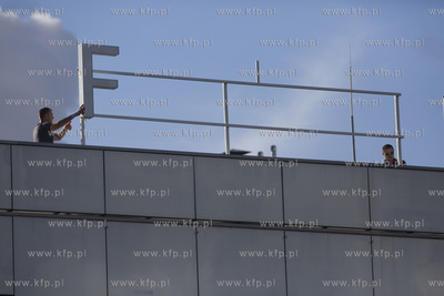 Zawieszanie napisu Festiwal Polskich Filmów Fabularnych...