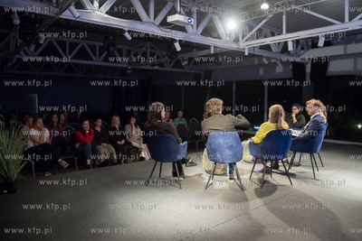 Spotkanie "Wojna obok nas. Historie odwagi, krzywdy,...