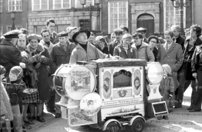 Wystep ulicznego kataryniarza przed ratuszem na ul....