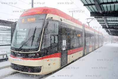 Zima w Gdańsku. Tramwaj Pesa Jazz Duo na Pętli Ujeścisko....