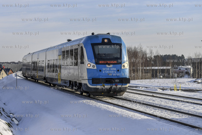 Pociąg spalinowy SA138-005 w okolicy przystanku PMK...