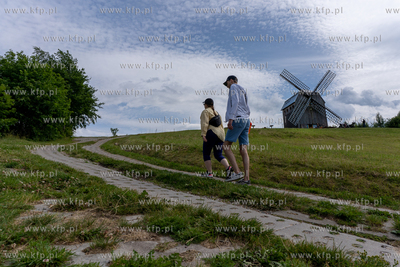 Wiatrak koźlak w Ręboszewie na górze Sobótka. 01.07.2023...