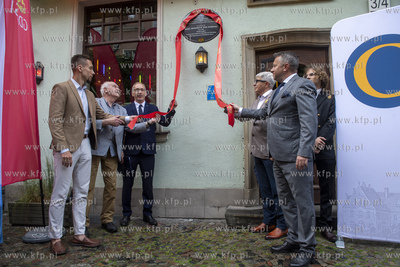 Przy ul. Piwnej 3/4 odsłonięto pamiatkowa tablicę...