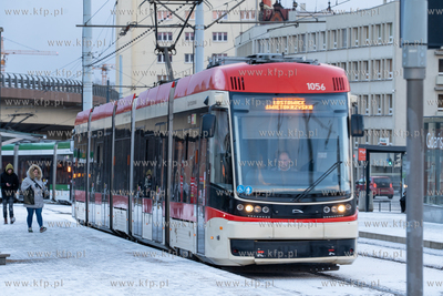 Zima w Gdańsku. Przystanek tramwajowy Śródmieście....