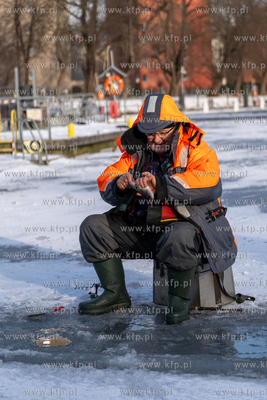 Wędkarstwo podlodowe w Gdańsku na skutej lodem Motławie...