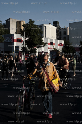 Berlin stolica Niemiec. Nz. Ludzie na ulicy w dzielnicy...