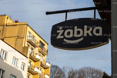 Gdynia, ul. Świętojańska.  Szyld sieci sklepów...