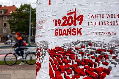 Gdańsk, Al. Grunwaldzka. Plakaty umieszczone na słupie...