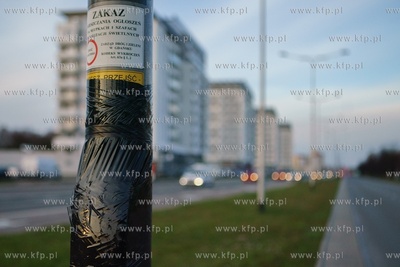 Gdańsk,Zaspa. Przyciski dla pieszych przy sygnalizatorach...