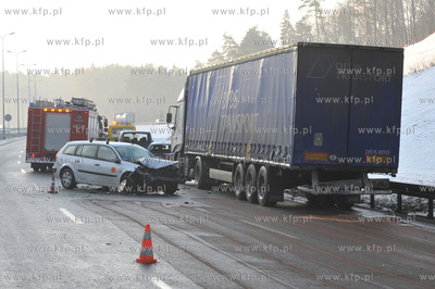 Karambol na trojmiejskiej obwodnicy na wysokosci zjazdu...