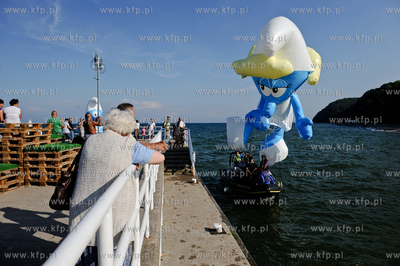Gdynia. Bulwar nadmorski. Akcja promocyjna filmu Smerfy,...