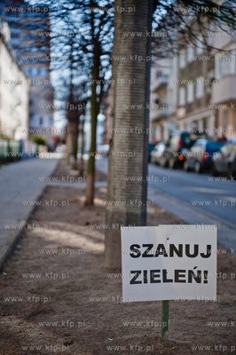 Gdynia. Tabliczki Szanuj Zielen wystawione na ulicy...