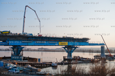 Kwidzyn. Budowa mostu na rzece Wisle. 
07.03.2012...