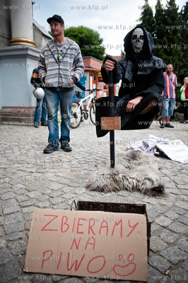Gdansk. Ulica Dluga. Smierc wiszaca w powietrzu. Iluzjonista,...