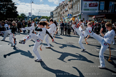 Gdansk. Ulica Rajska. Parada z udzialem bebniarzy,...