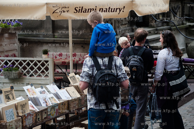 Gdansk. Ul. Mariacka. Pelne turystow ulice starego...