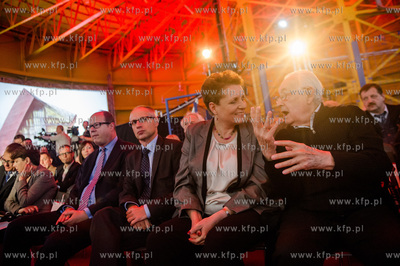 Gdansk. Byly zbiornik gazowy na terenie Polskiej Spolki...