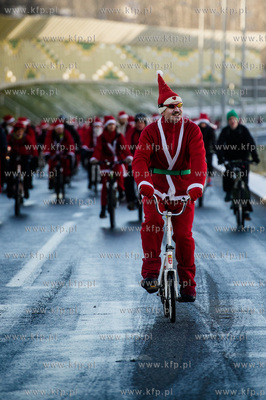 Gdansk. Droga Zielona. Coroczna akcja Mikolaje na Rowerach...