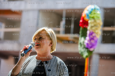 Gdynia. Uroczyste zawieszenie wiechy na nowo powstajacym...