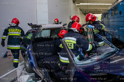 Gdansk. Cwiczenia Strazy Pozarnej na nowo budowanym...