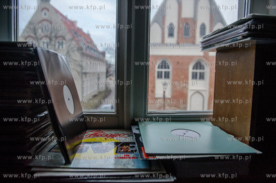 Gdansk. Kawiarnia Fusy i Mietusy. Tysiace Winyli na...