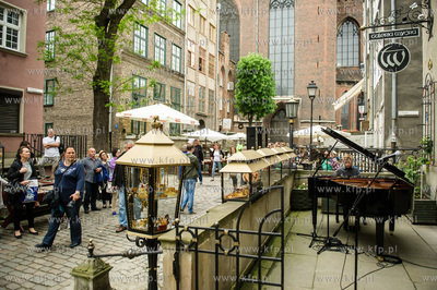 Gdansk. Ulica Mariacka. Muzyka Chopina na przedprozach...