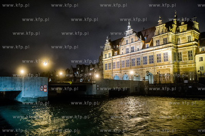 Gdańsk. Wysoki poziom wód Motławy, który jest efektem...