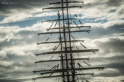 Zatoka Gdańsk. Wspólne ćwiczenia stawiania żagli...