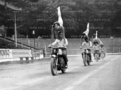 Pokaz akrobatow jezdzacych na motocyklach na stadionie...