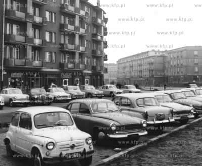 Parking na ul. Rajskiej w Gdansku, wsrod samochodow...