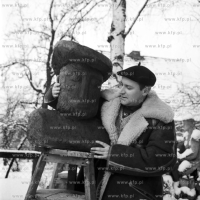 Rzeżbiarz i jego dzieło. 
12.1966
0000634z_grudzien1966
Fot....