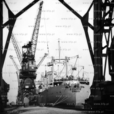 Statek Gdańsk stoi przycumowany do nabrzeża portu...